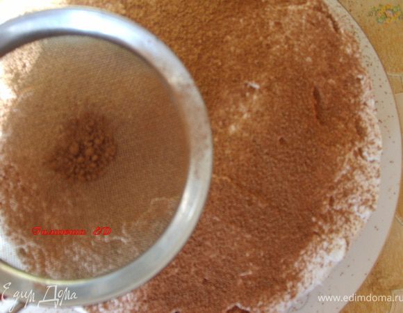 Я сначала хотела украсить фруктами, но в последний момент решила просто посыпать какао-несквиком)))