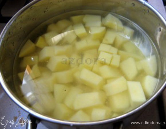 Почистить картофель.
Нарезать картофель на кубики и отварить в подсолёной воде.

