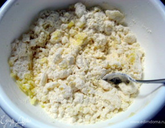 Слить и подавить картофель.В картофель добавить муку и замесить тесто. Готовое тесто не должно прилипать к рукам.
