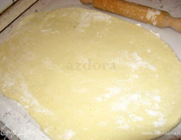 Перенести тесто на пергамент. Накрыть другим листом пергамента и раскатать скалкой в прямоугольник толщиной в 0,5 см.
