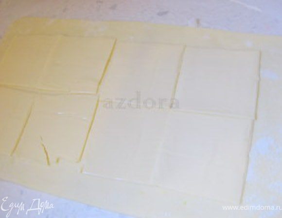 На тесто разложить сыр.