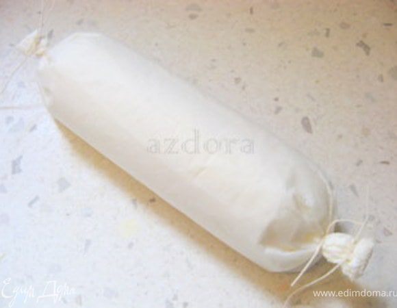 Закрутить тесто в рулет.Завернуть в два слоя пергамента и туго перевязать шпагатом.