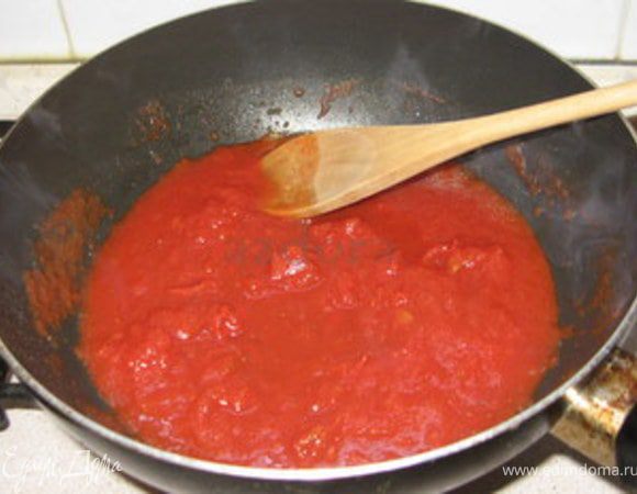 Приготовить соус. Если помидоры крупные-измельчить. В сковороде согреть помидоры с каплей оливкового масла. Посолить,поперчить.Добавить специи и чеснок.