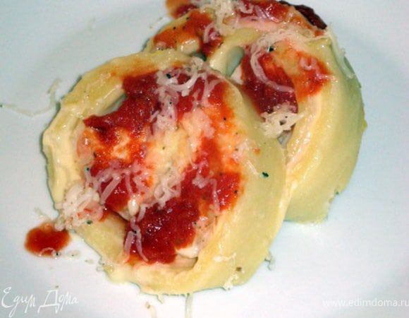 Достать колбасу и дать ей полежать пару минут.Затем развернуть,нарезать готовую колбасу на ломтики и приправить соусом уже на тарелке. Посыпать тёртым сыром.