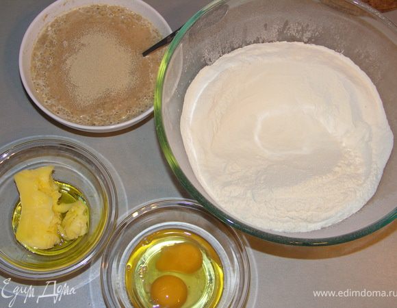 Молоко подогреть до 37-39С.Всыпать сахар и муку.Тщательно перемешать до однородности.Добавить дрожжи и оставить на 10-20мин в тёплом месте.Дрожжи должны подняться шапочкой пышной.Моя мама называет этот процесс:"подмолодить дрожжи".