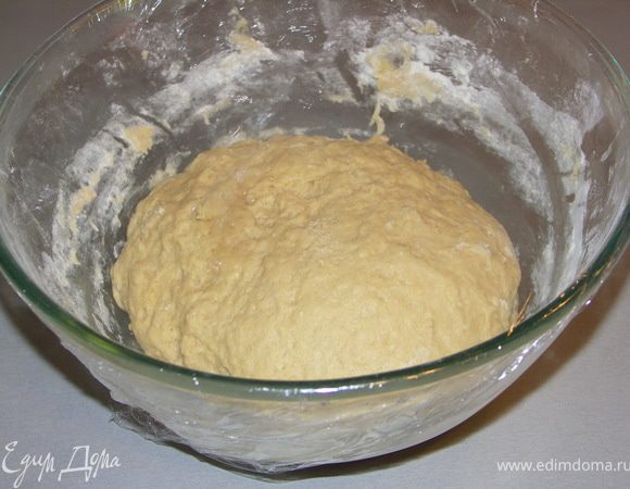 Потом подсыпать ещё 70-80 г муки и домесить тесто руками.Получится мягкое,но не липкое тесто.Закрыть его пищевой плёнкой и поставить в тёплое место на 2-3 часа.