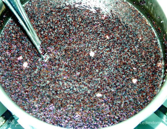 А пока готовим начинку.Мак тщательно промыть.Тщательно слить воду.Выложить мак в кастрюльку.Туда же всыпать сахар.Залить кипятком(или молоком). Поварить мин.5-7 на среднем огне постоянно мешая.А теперь очень аккуратно начинаем всеивать муку.Постепенно,не переставая помешивать.Количество точное отрегулируйте сами.Должна быть консистенция густого заварного крема.