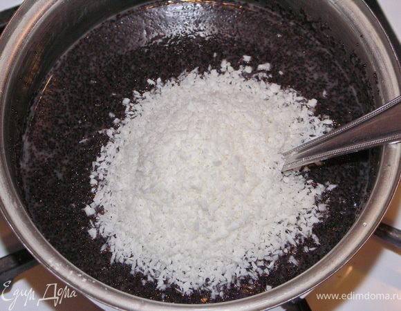 Снимаем мак с огня и добавляем кокосовую стружку.Тщательно перемешиваем и выносим на холод остывать.