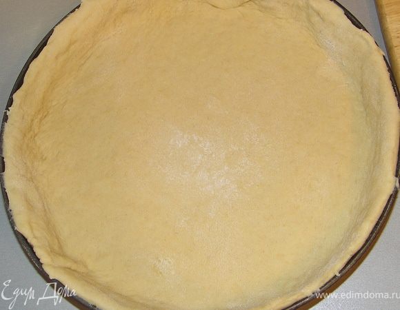 Тем временем мы разогреваем духовку до 180С и обмяли наше хорошо подошедшее тесто.Делим его на 2 части.На пирог уйдёт ровно половина.Смазываем сливочным маслом форму(у меня 30см)Раскатываем тесто и выкладываем в форму аккуратно обрезав излишки с краёв.