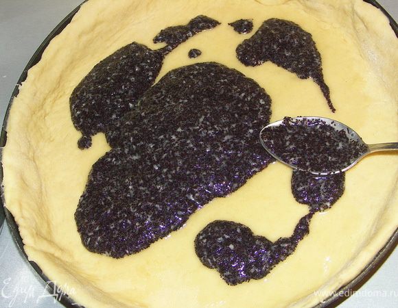 Равномерно выкладываем остывший маковый крем.