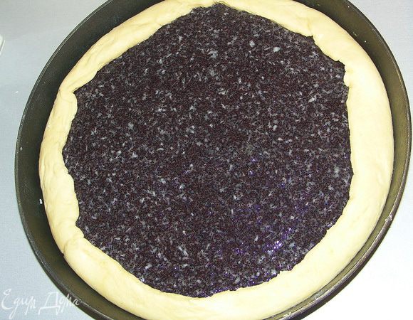 Немного загибаем края и ставим в духовку.Выпекаем около 30 мин точнее ориентируйтесь по своей печке.