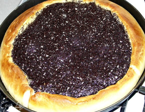 За 5 мин до готовности можно смазать края пирога холодной водой или желтком для румяности.Слегка(мин15)остудить пирог под салфеткой и переложить на блюдо.