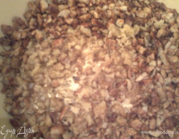 Орешки обжарить и измельчить деревянной толкушкой.