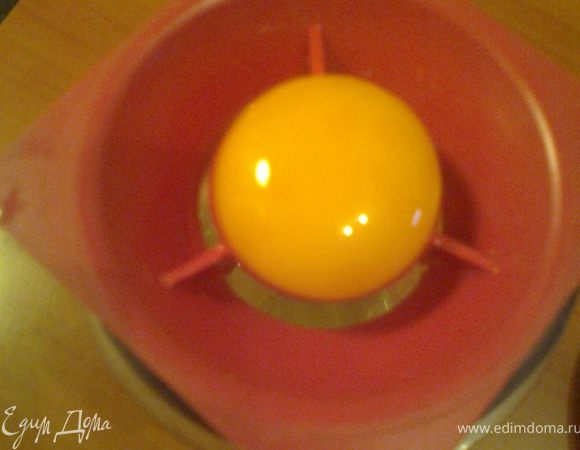 Отделить белки от желтков(вот таким приспособлением-очень удобно!)