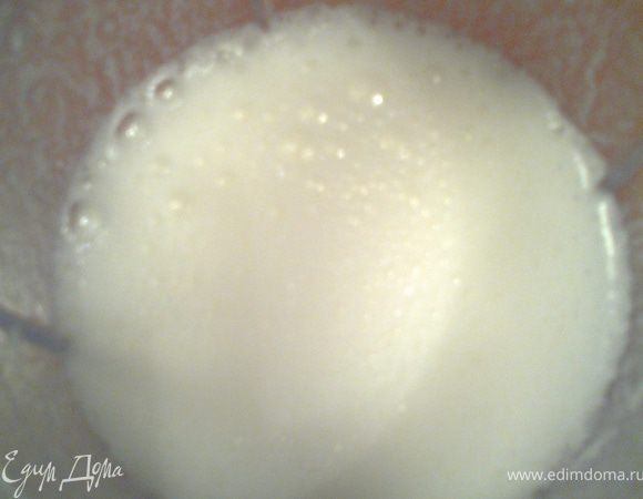 Взбить белки с сахаром.