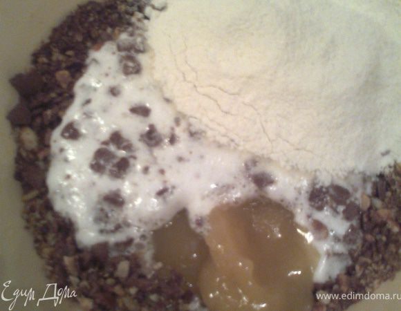 Всё соединяем.Вот тут я обнаружила,что с сахаром перебор,видно,хлопья сладкие-и это надо учитывать!С мукой я тоже перестраховалась(испугалась,что растечётся.Добавив ещё около стакана муки,с сахаром всё встало на свои места!