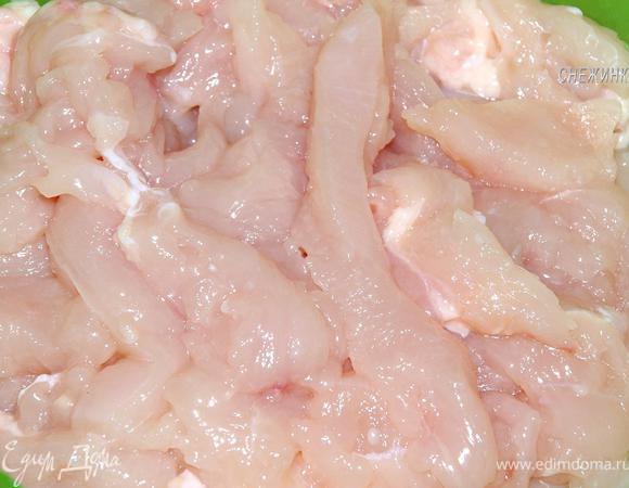 Грудку моем, режем небольшими полосочками.