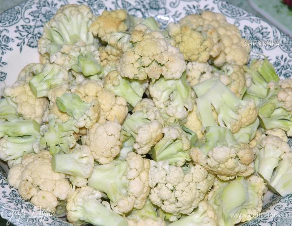 Капусту разбираем на небольшие соцветия, моем.