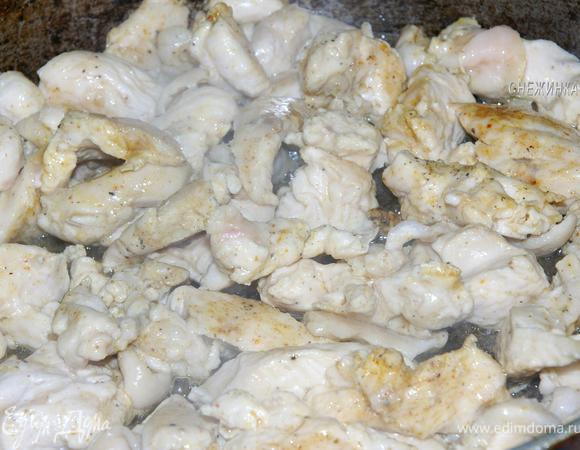 Затем добавляем сметану и тушим под крышкой минут 5. Всё, курица готова.