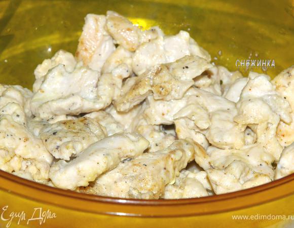 Ставим греться воду в кастрюле для капусты. Достаем их духовки сухари и даем им остыть, тогда они еще больше затвердеют. Берем салатник и укладываем на дно курицу.