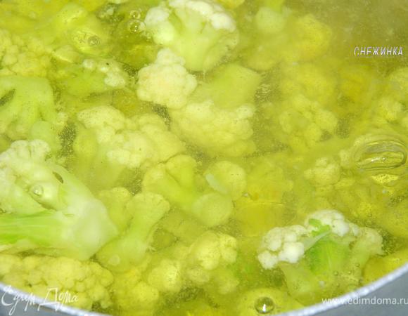 Когда вода в кастрюле закипела, подсаливаем ее и отправляем туда капусту варится 5 минут, пока она не начнет оседать.