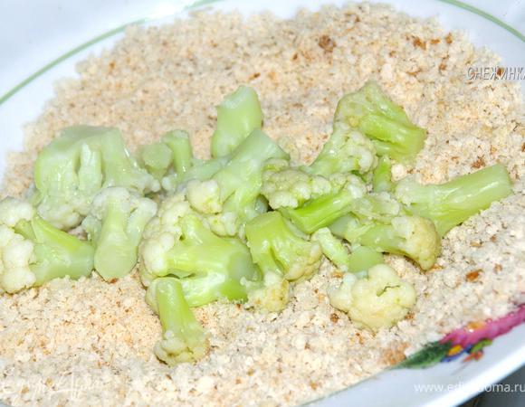 Капусту берем порциями и обваливаем ее хорошо в панировочных сухарях, выкладывая на разогретую сковороду. Я делаю это рукой.