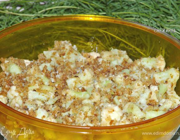 Когда капуста готова, выкладываем ее в салатник поверх курицы.