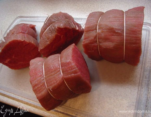 Аккуратно и довольно туго обвязать получившуюся "шайбу" - она получится чуть пониже стандартной банки сгущенки - обычным хлопчатобумажным шпагатом дважды по окружности. 