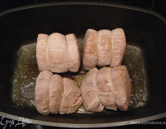 Говядину очень быстро - практически непрерывно перекатывая с боку на бок - обжарить на небольшом количестве сливочного масла, запечатывая мясо в совсем легкую корочку.