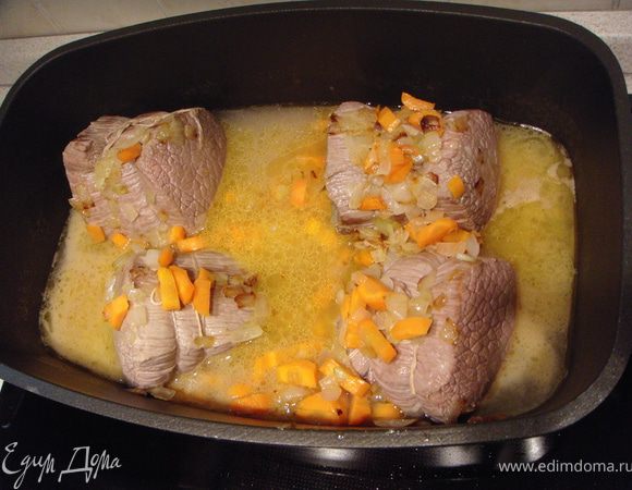 Переложить мясо в кастрюлю с толстым дном (у меня титановая утятница), залить белым вином, бульоном. Добавить обжаренные коренья. Довести до кипения, убавить жар и тушить на медленном огне под закрытой крышкой 2,5 - 3 часа. Время от времени переворачивать куски и помешивать соус.