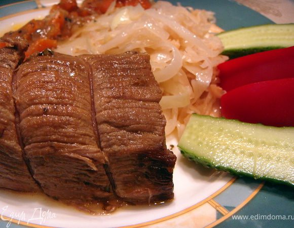 Достать куски мяса из соуса, срезать шпагат, нарезать на порционные кусочки и подавать на стол. На гарнир я подавала жареную на сливочном масле капусту. Не забыть полить мясо овощным соусом. Приятного аппетита.