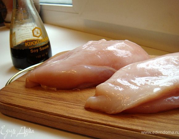 Куриную грудку подготовить- очистить от костей и кожи и разрезать пополам на два филе- это будут две наши порции.
Залить наше филе маринадом- смесь соевого соуса и сока половины апельсина. Убрать в холод на 20-30 минут.
Достать курицу из маринада. Дать постоять и нагреться до комнатной температуры. Тем временем- замочите курагу в горячей воде,если она твердая, если мягкая- необходимости нет.
