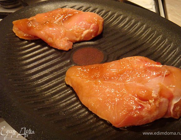 Нарезаем сыр и курагу на мелкие квадратики.
На сковороде-гриль поджарить наши филе с одной стороны (этот пункт исключительно для эстетики- он не обязателен).Остудить.
В каждом филе сделать кармашки и начинить смесью кураги с сыром.
