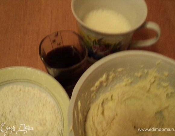 Размягченное сливочное масло растереть с сахаром, яйца взбить, муку смешать с разрыхлителем и крахмалом.                                                                                                                           