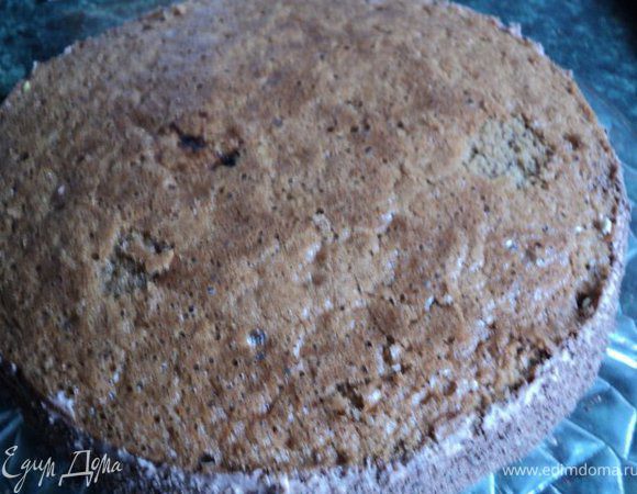 Корж разрезать на 2 пласта. На нижний корж выложить крем, накрыть вторым коржом. Смазать бока кремом, выровнять  и посыпать тертым шоколадом.