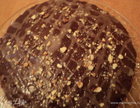 Для заливки растопить масло. Сахарную пудру смешать с какао и 5 ст.ложками воды в однородную массу. Перемешать с маслом. Залить верх торта, разровнять. Оставить немного заливки для украшения. Поставить в холодильник на 2 часа.Для украшения смешать сахарную пудру с лимонным соком, растереть до побеления массы. Полученной массой наполнить кондитерский мешочек, срезать уголок и сделать лимонной глазурью узор на поверхности торта.