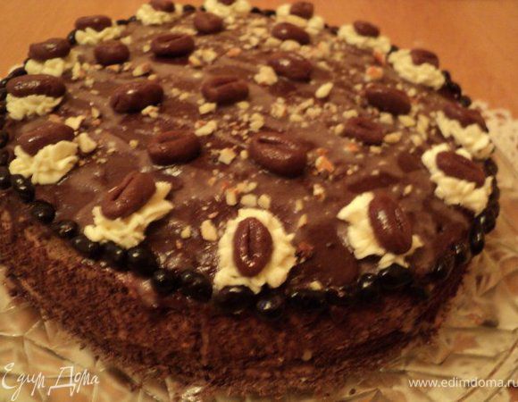 К оставшейся заливке добавить сахарную пудру, замесить пластичную массу и слепить кофейные зерна ( можно взять для украшения готовые шоколадные кофейные зерна), слегка подсушить.
Готовый торт украсить взбитыми сливками, миндальной крошкой и сахарными кофейными зернами.
