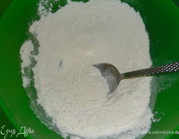 Тщательно перемешать муку, соду и соль в небольшой миске.
