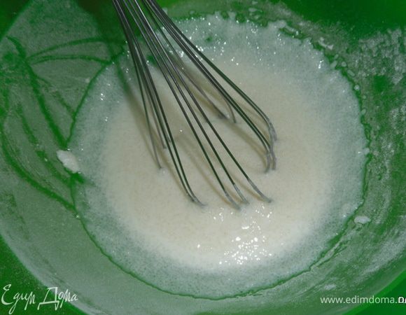 На средней скорости взбить маргарин и сахар.
