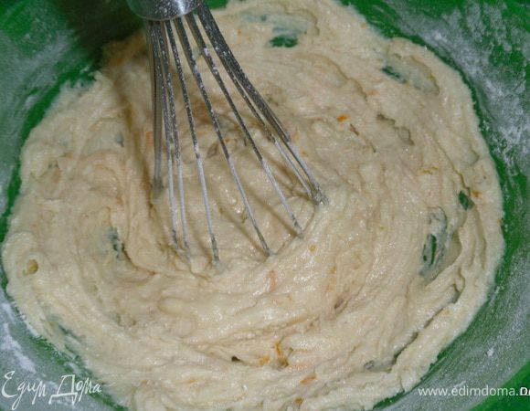 Добавить мучную смесь, взбивать на небольшой скорости.