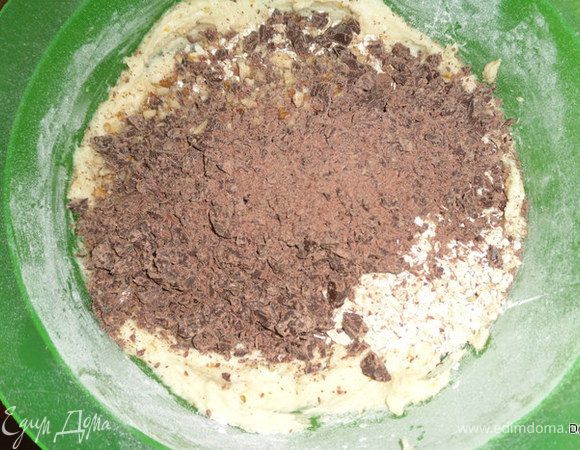 Добавить овсяные хлопья, шоколад и орехи.Тщательно перемешать.