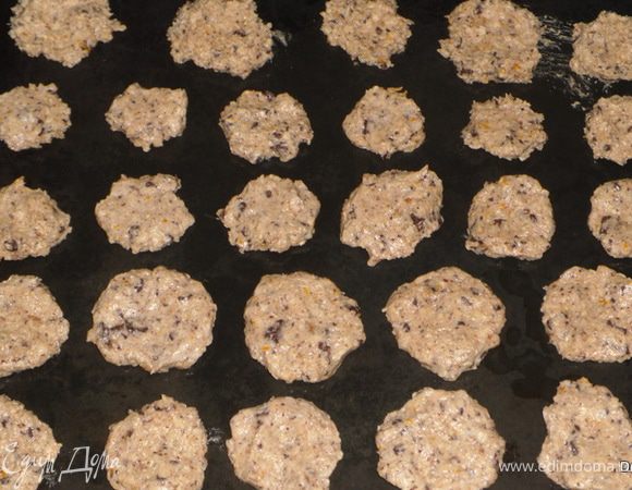 Далее обмакивая руки в холодную воду, выложить небольшими порциями тесто на противень на расстоянии 4-5 см.