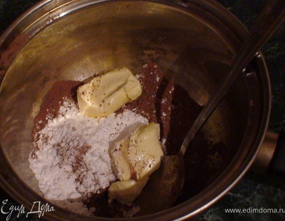 У меня не было шоколада так я сделала глазурь из какао 2ст.ложки, сах. пудры 3/4 стакана, горячее молоко 4ст.л., сливочное масло 70гр. Растопила на медленном огне и начала смазывать формочки (у меня железные но можно силиконовые) равномерно. Дальше поставить формочки на 1 мин в морозилку. У кого есть шоколад нужно растопить в микроволновке или на водяной бане и смазать формочки.