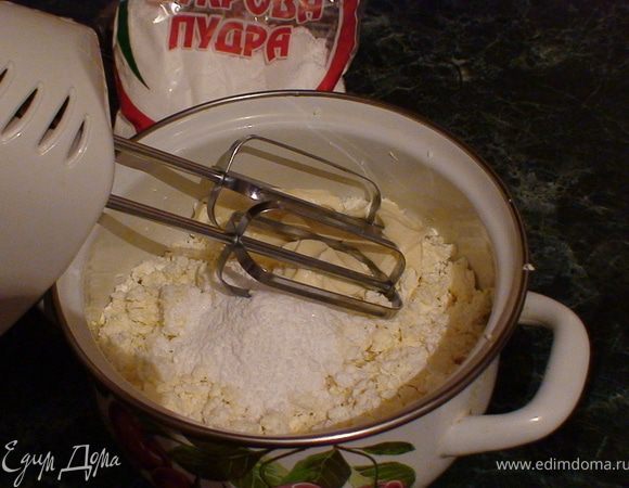 Пока формочки морозятся берем творог, йогурт, пудру и вымешиваем. Чтобы комочков не было я взяла немного миксером перемешала.