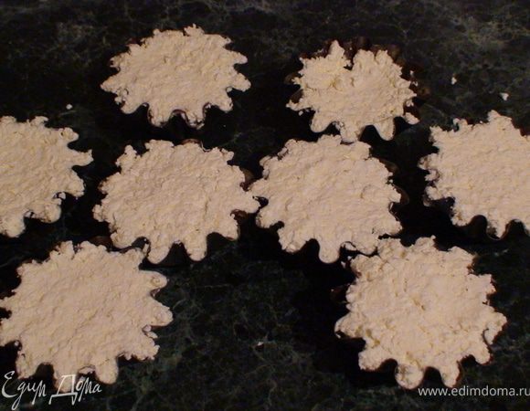 Далее каждую формочку покрываем творожной массою и сверху опять смазать растопленым шоколадом и ставим на 5-10 мин в морозилку.