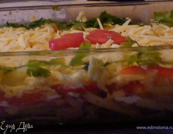 Картофель почистить и порезать соломкой. Смешать с майонезом и измельченным чесноком посолить и поперчить и выложить на противень. Уложить сверху кружочки сосисок затем смесь болгарских перцев.
 Посыпать тертым сыром и запекать в духовке 25-30 минут при температуре 200 градусов С до готовности. Можно красиво украсить.