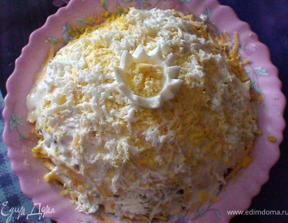 Приготовление
 Шампиньоны порезать и обжарить на сливочном масле. Курицу мелко порезать. Яйца отварить и натереть на терке.
 Все ингридиенты смешать с майонезом
 Украсить салат зеленью, орехами или ананасами, порезанными кубиками. Вот как я украсила.