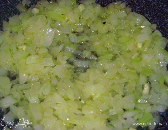 Разогреть оливковое масло в сковороде добавить лук. Обжаривать до прозрачности.