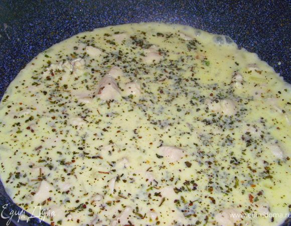 Когда курица стала белой, добавить сметану, мёд и пряности, перемешать. Накрыть крышкой тушить 10 минут.