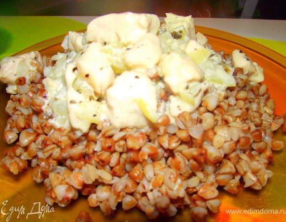 Всё курочка готова! На гарнир у нас была гречка, но можно то что любите Вы, этот соус прекрасно сочитается и с макоронами и с рисом и с др.:)